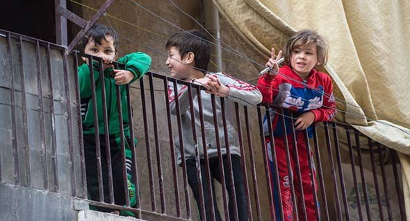 Ryska elever skickar fyrtio ton leksaker till de syriska barnen och Kuba skickar mediciner. Vad skickar Wallström (s) och Strandhäll (s)?