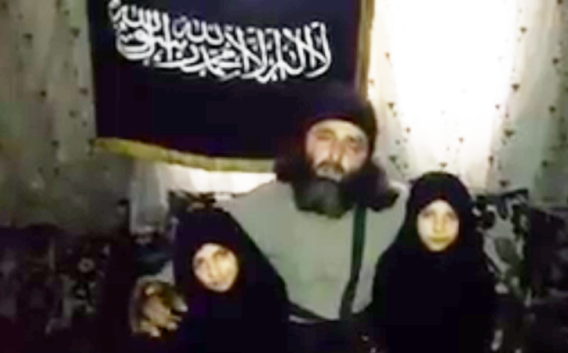 [Video] Terroristledare (al-Nusra) förvandlade sina två döttrar till självmordsbombare som sprängdes ihjäl i Damaskus. Och dem stöder väst!