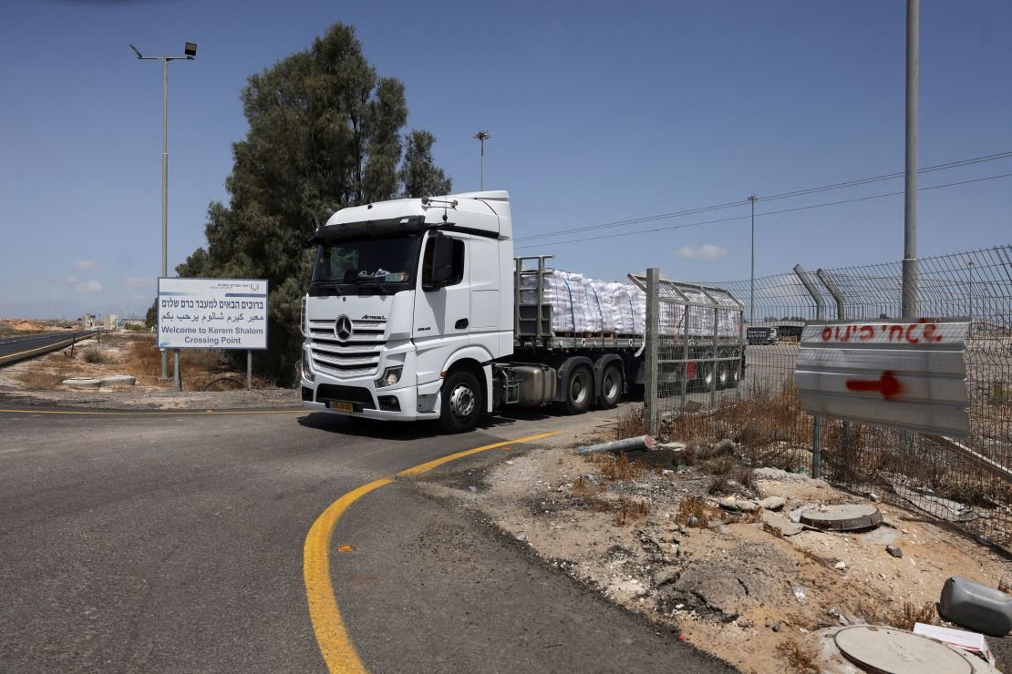 En lastbil med hjälpmedel är på väg till Gaza vid Kerem Shalom-övergången den 19 maj.