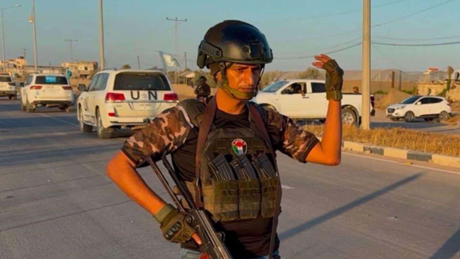Yasser Abu Shabab kan ses hålla i en pistol på den här bilden som publicerats på Popular Forces Facebooksida.