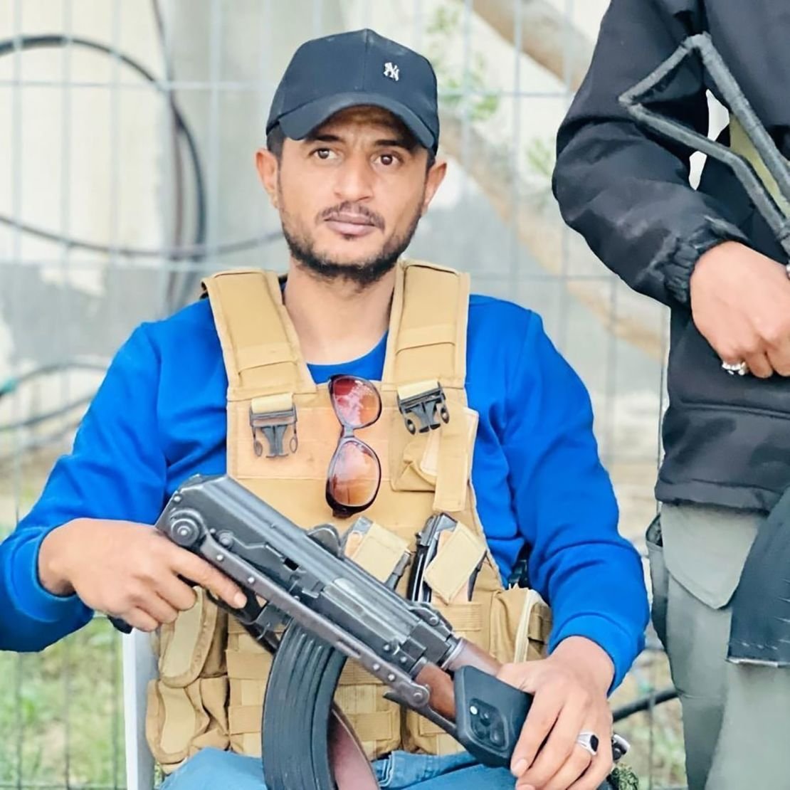 Yasser Abu Shabab kan ses på den här bilden som publicerats på Popular Forces Facebooksida.